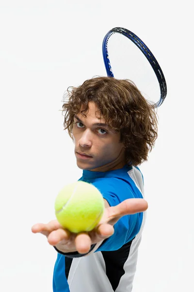 Jugador de tenis con pelota y raqueta — Foto de Stock