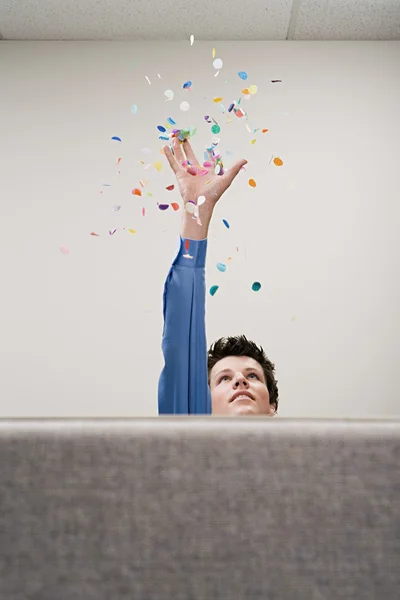 Podnikatel hází konfety — Stock fotografie