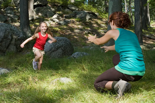 Meisje lopen naar de moeder — Stockfoto