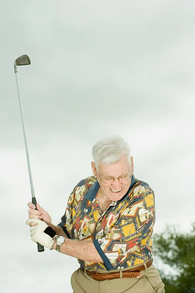 年配の男性人ゴルフ — ストック写真