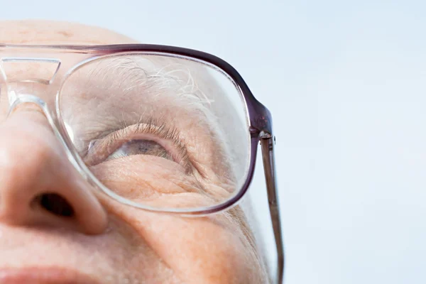 Älterer Mann schaut auf — Stockfoto