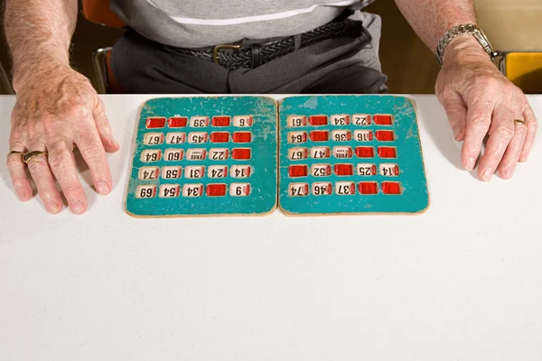 Senior man spelen bingo — Stockfoto