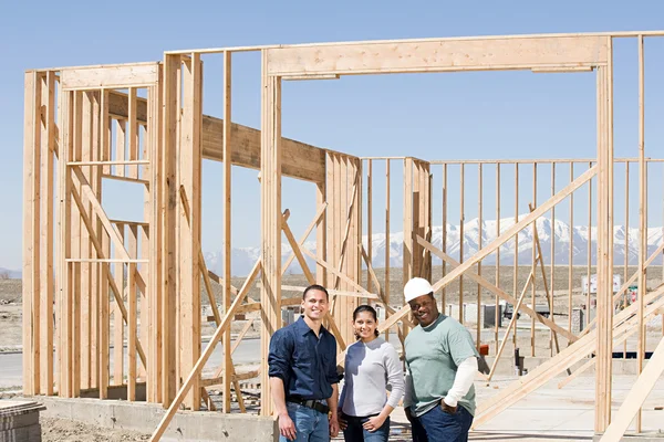 Portrait of builders on a construction site — Stock Photo, Image