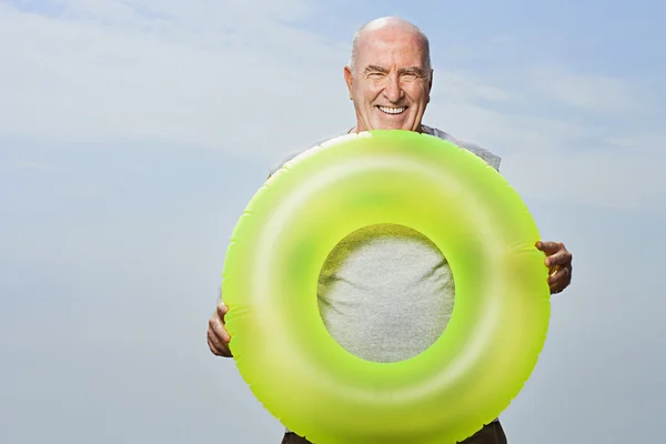 Man met een opblaasbare ring — Stockfoto