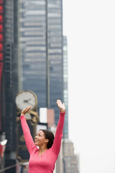 Woman with arms raised — Stock Photo, Image