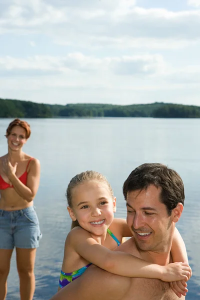 Ragazza e genitori sul lago — Foto Stock
