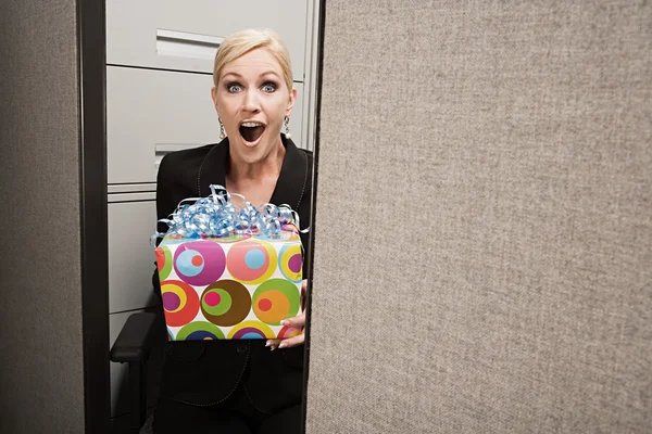 Business woman shocked by present — Stock Photo, Image