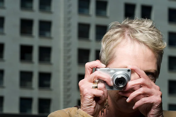 Donna che scatta una fotografia — Foto Stock