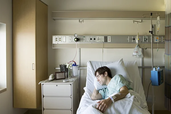 Paciente do hospital dormindo na cama — Fotografia de Stock