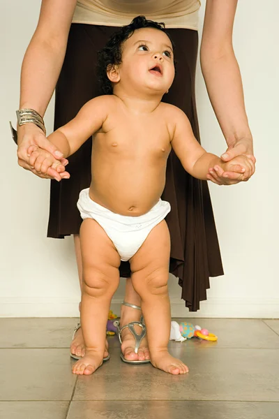 Moeder helpen baby om te lopen — Stockfoto