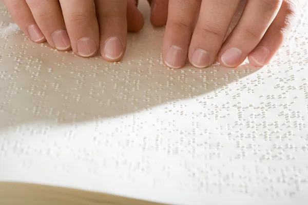 Eine Frau liest Brailleschrift — Stockfoto