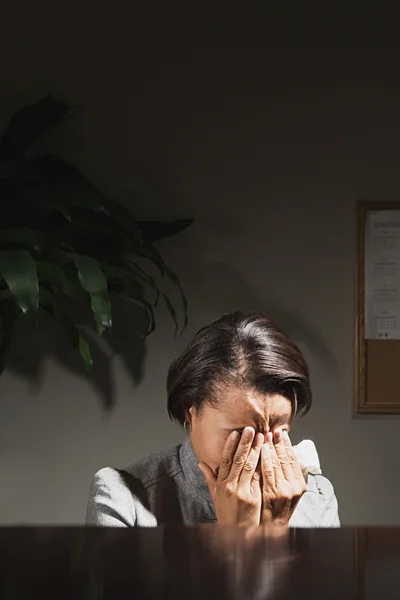 Femme d'affaires avec la tête dans les mains — Photo