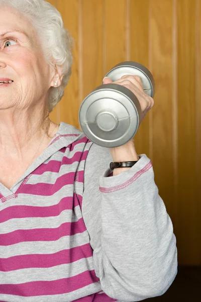 Senior woman lifting dumbbell — Stock Photo, Image