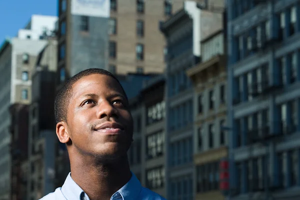 Young man looking up — Stock Photo, Image