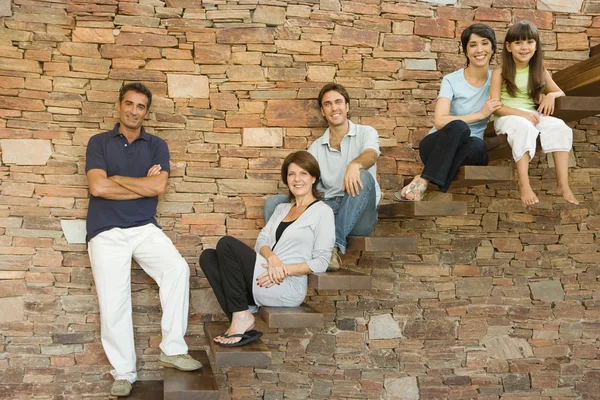 Famiglia felice sui gradini in posa — Foto Stock