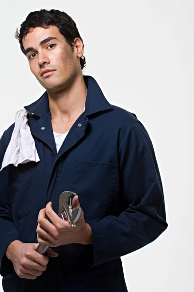 Retrato de um mecânico caucasiano com ferramenta — Fotografia de Stock