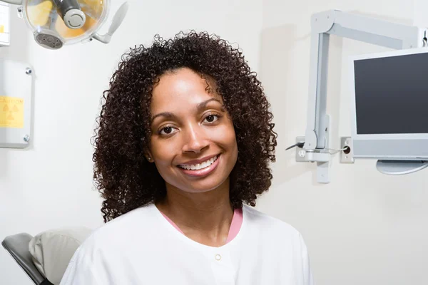 Dentista sorrindo no armário de medicina — Fotografia de Stock