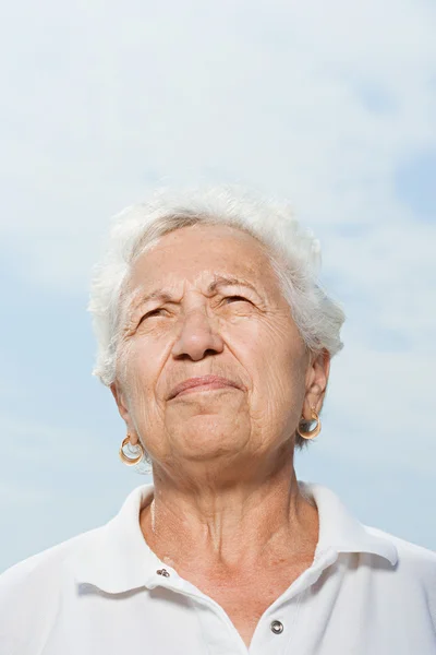 Frau schaut auf — Stockfoto