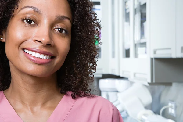 Enfermera dental sonriendo a la cámara —  Fotos de Stock