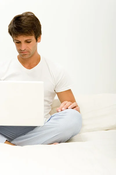 Man fronsen op laptopcomputer — Stockfoto