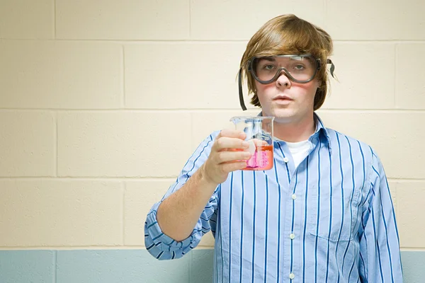 Studente di sesso maschile che tiene chimica in fiaschetta — Foto Stock