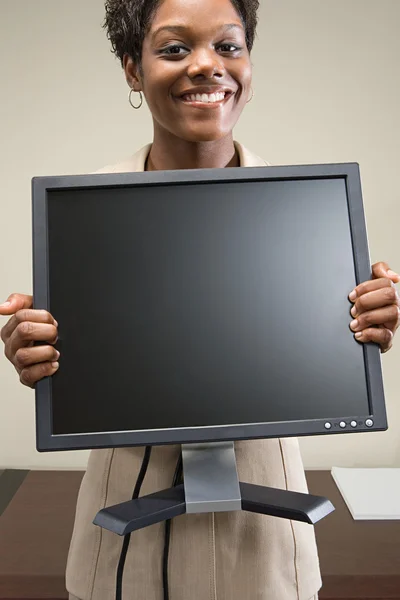 Kobieta trzyma monitora komputerowego — Zdjęcie stockowe