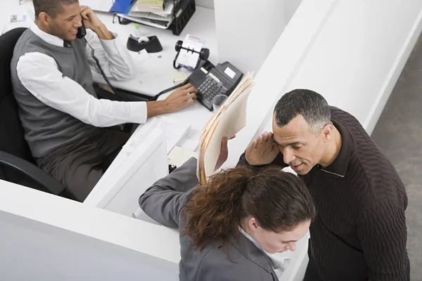 Man whispering to woman — Stock Photo, Image