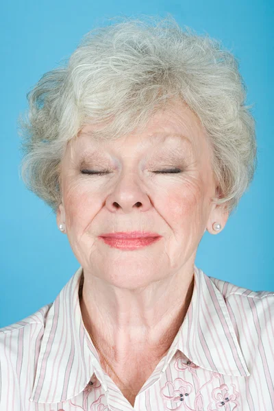 Retrato de una mujer adulta mayor — Foto de Stock