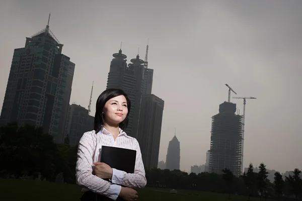 Chinese businesswoman near skyscrapers — Stock Photo, Image