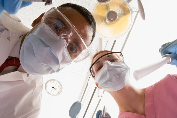 Tandarts en tandheelkundig verpleegkundige — Stockfoto