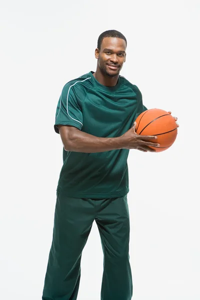Basketbalový hráč s míčem v rukou — Stock fotografie