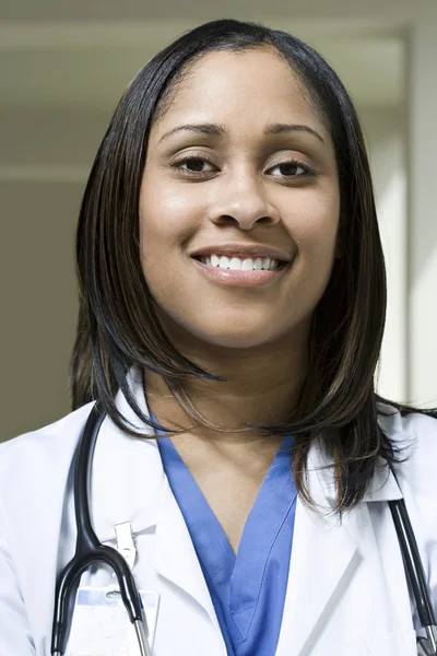 Vrouwelijke ziekenhuis arts glimlachen — Stockfoto