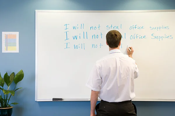 Kontorist skriva på whiteboard — Stockfoto