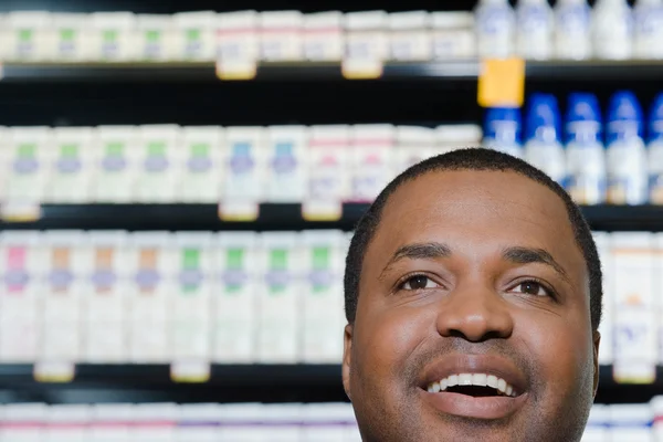 Un uomo che fa shopping in un supermercato — Foto Stock