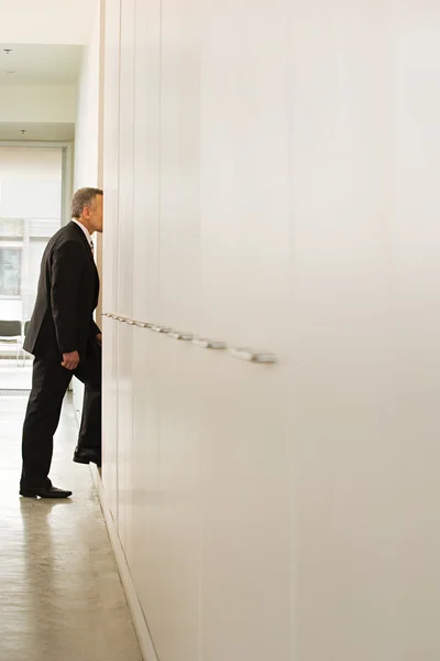 Reifer Geschäftsmann im Korridor — Stockfoto
