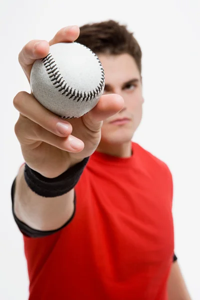 Jogador de beisebol segurando bola — Fotografia de Stock