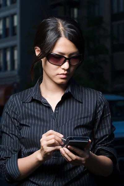 Mujer usando computadora de mano —  Fotos de Stock