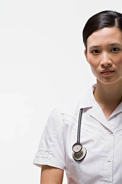 Retrato de uma jovem enfermeira asiática — Fotografia de Stock