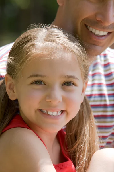 Ragazza con padre sorridente — Foto Stock