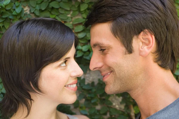 Casal olhando um para o outro — Fotografia de Stock