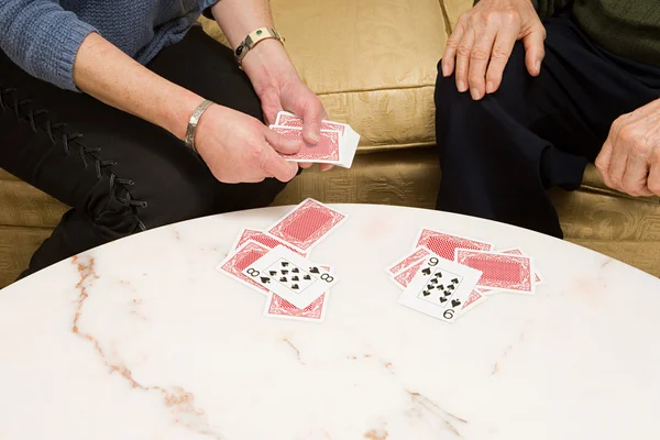 Pareja mayor jugando a las cartas — Foto de Stock