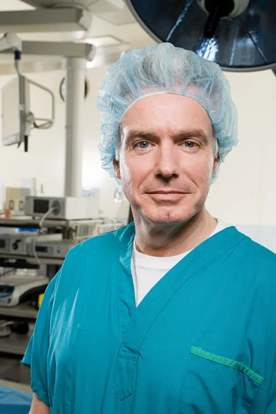 Surgeon in operating theatre — Stock Photo, Image