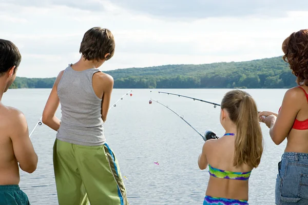 Familie vissen aan het meer — Stockfoto