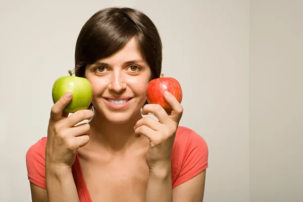 Mujer sosteniendo manzanas en las manos — Foto de Stock