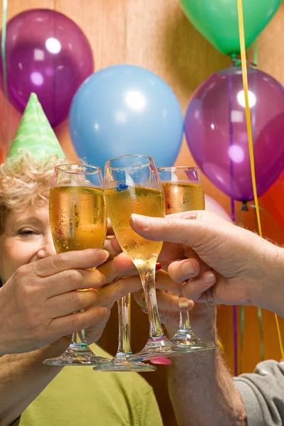 Senior mensen op een feestje — Stockfoto