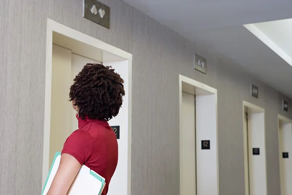 Жінка чекає на ліфт — стокове фото
