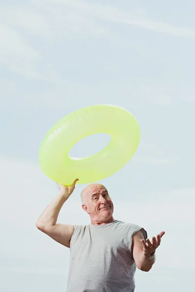 Man met een opblaasbare ring — Stockfoto