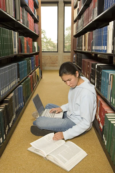 Kobiet student pracuje w bibliotece — Zdjęcie stockowe