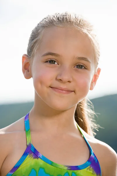 Retrato de una niña sonriente — Foto de Stock