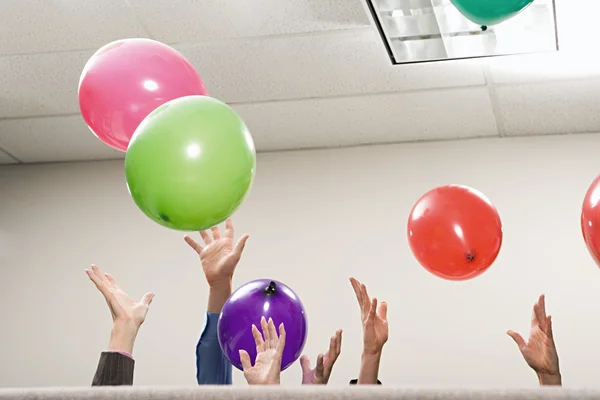 Trabajadores de oficina jugando con globos —  Fotos de Stock